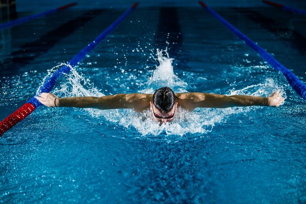Quali sono i migliori esercizi per rafforzare i muscoli delle spalle per il nuoto sincronizzato?